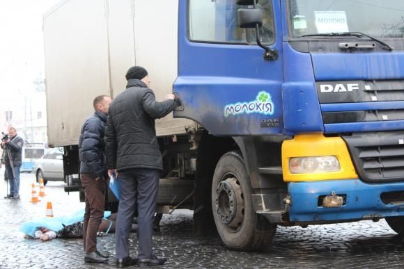 Новини Вінниці - фото з Загинула під колесами вантажівки, коли виходила з трамваю. Як розслідували резонансні ДТП у Вінниці Загинула під колесами вантажівки, коли виходила з трамваю. Як розслідували резонансні ДТП у Вінниці, фото №2 на сайті 20minut.ua