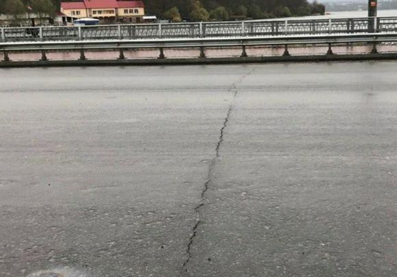 На щойно відремонтованій дамбі Ставу – тріщина на сайті 20minut.ua На щойно відремонтованій дамбі Ставу – тріщина, фото №1 на сайті 20minut.ua