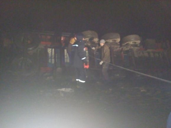 У Старокостянтинівському районі перекинулася вантажівка та заблокувала рух на трасі на сайті vsim.ua У Старокостянтинівському районі перекинулася вантажівка та заблокувала рух на трасі, фото №1 на сайті vsim.ua