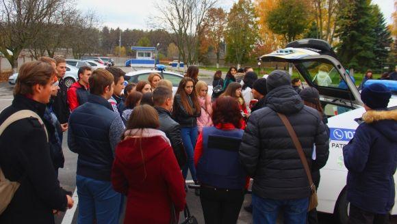 День відкритих дверей МВС: показали як дути у «Драгер». І повели на арештмайданчик на сайті 20minut.ua День відкритих дверей МВС: показали як дути у «Драгер». І повели на арештмайданчик, фото №2 на сайті 20minut.ua