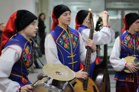 Посла Японії зустрічали короваєм та японською піснею «Канікули кохання», фото №4 на сайті 20minut.ua