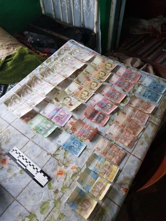 Сам виготовляв і незаконно збував наркотики: на Хмельниччині викрили чоловіка, якого розшукували за інші злочини, фото №1 на сайті vsim.ua