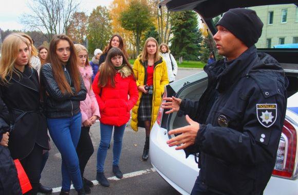День відкритих дверей МВС: показали як дути у «Драгер». І повели на арештмайданчик на сайті 20minut.ua День відкритих дверей МВС: показали як дути у «Драгер». І повели на арештмайданчик, фото №1 на сайті 20minut.ua