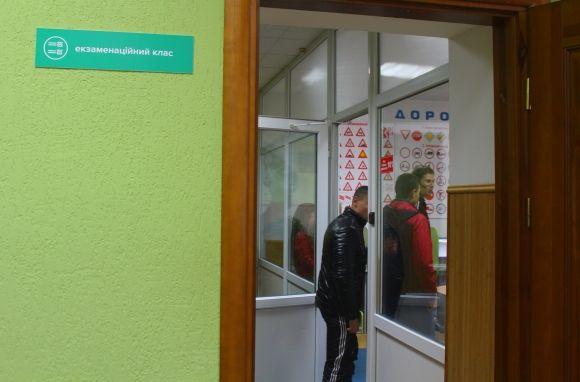 День відкритих дверей МВС: показали як дути у «Драгер». І повели на арештмайданчик на сайті 20minut.ua День відкритих дверей МВС: показали як дути у «Драгер». І повели на арештмайданчик, фото №3 на сайті 20minut.ua