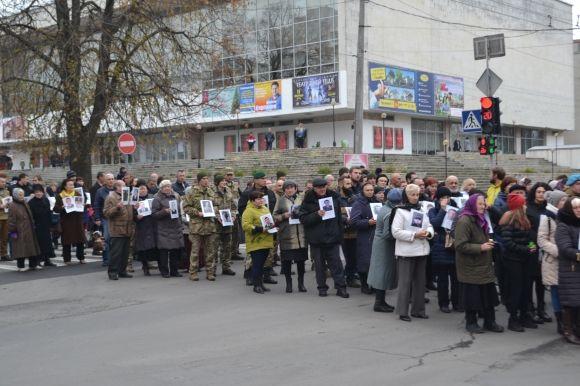 З величезним хрестом та світлинами загиблих воїнів у Хмельницькому відбулась молитовна хода, фото №11 на сайті vsim.ua