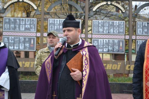 З величезним хрестом та світлинами загиблих воїнів у Хмельницькому відбулась молитовна хода, фото №1 на сайті vsim.ua