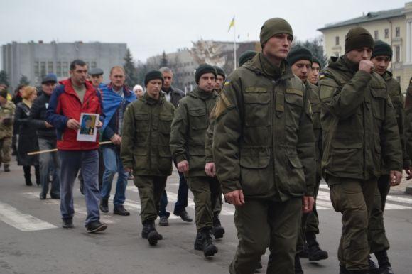 З величезним хрестом та світлинами загиблих воїнів у Хмельницькому відбулась молитовна хода, фото №12 на сайті vsim.ua