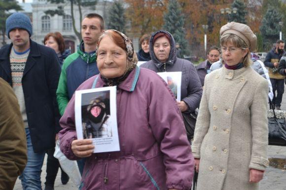 З величезним хрестом та світлинами загиблих воїнів у Хмельницькому відбулась молитовна хода, фото №7 на сайті vsim.ua