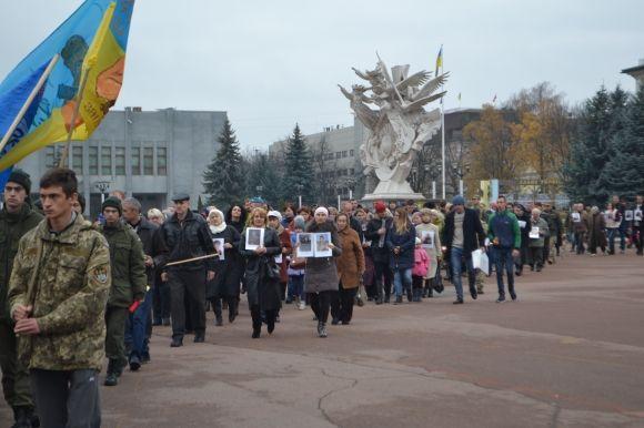 З величезним хрестом та світлинами загиблих воїнів у Хмельницькому відбулась молитовна хода, фото №8 на сайті vsim.ua