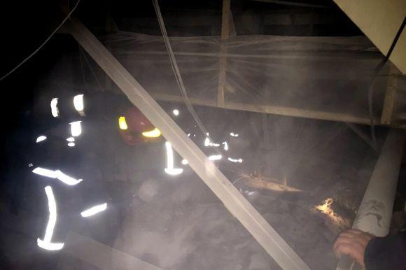 У Хмельницькому загорівся "СВ-клуб": задимлення виникло на горищі, фото №2 на сайті vsim.ua