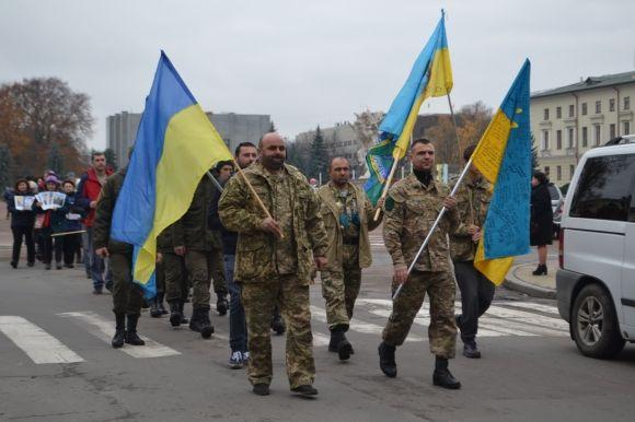 З величезним хрестом та світлинами загиблих воїнів у Хмельницькому відбулась молитовна хода, фото №9 на сайті vsim.ua
