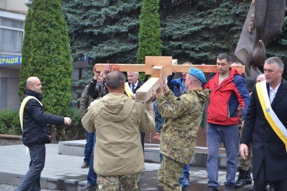 З величезним хрестом та світлинами загиблих воїнів у Хмельницькому відбулась молитовна хода, фото №15 на сайті vsim.ua