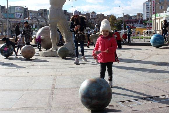 Золота осінь у Вінниці. Проспект Космонавтів заполонили люди на сайті 20minut.ua Золота осінь у Вінниці. Проспект Космонавтів заполонили люди, фото №8 на сайті 20minut.ua