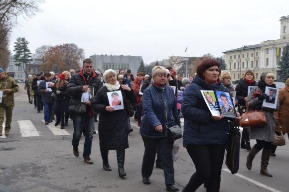З величезним хрестом та світлинами загиблих воїнів у Хмельницькому відбулась молитовна хода, фото №13 на сайті vsim.ua