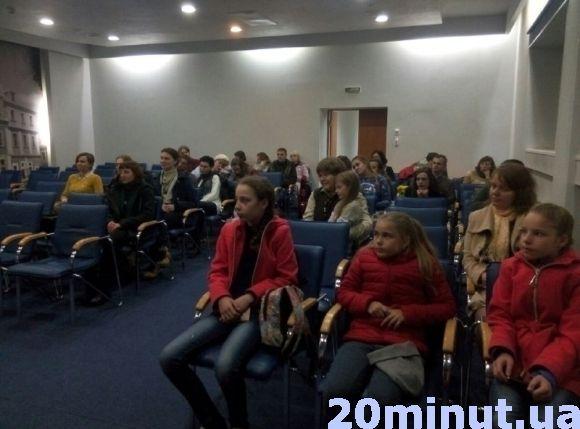 До Кам’янця прилетіли “Солов’ї із Шаоліня”. Презентація нової збірки чернівецької поетеси, фото №1 на сайті 20minut.ua