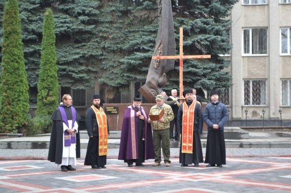 З величезним хрестом та світлинами загиблих воїнів у Хмельницькому відбулась молитовна хода, фото №10 на сайті vsim.ua