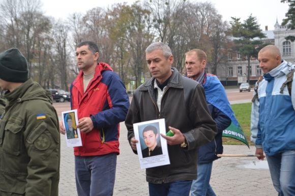 З величезним хрестом та світлинами загиблих воїнів у Хмельницькому відбулась молитовна хода, фото №4 на сайті vsim.ua