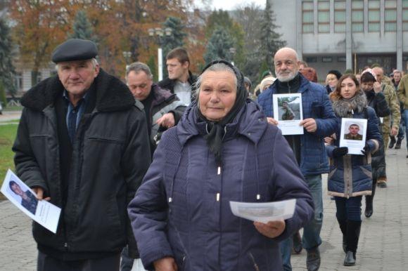 З величезним хрестом та світлинами загиблих воїнів у Хмельницькому відбулась молитовна хода, фото №6 на сайті vsim.ua