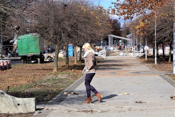 Золота осінь у Вінниці. Проспект Космонавтів заполонили люди на сайті 20minut.ua Золота осінь у Вінниці. Проспект Космонавтів заполонили люди, фото №11 на сайті 20minut.ua