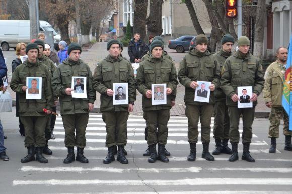 З величезним хрестом та світлинами загиблих воїнів у Хмельницькому відбулась молитовна хода, фото №14 на сайті vsim.ua