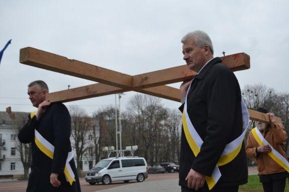 З величезним хрестом та світлинами загиблих воїнів у Хмельницькому відбулась молитовна хода, фото №3 на сайті vsim.ua