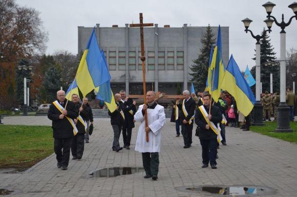 З величезним хрестом та світлинами загиблих воїнів у Хмельницькому відбулась молитовна хода, фото №2 на сайті vsim.ua