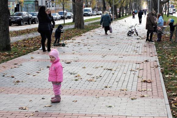Золота осінь у Вінниці. Проспект Космонавтів заполонили люди на сайті 20minut.ua Золота осінь у Вінниці. Проспект Космонавтів заполонили люди, фото №3 на сайті 20minut.ua