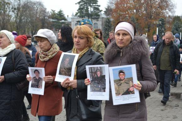 З величезним хрестом та світлинами загиблих воїнів у Хмельницькому відбулась молитовна хода, фото №5 на сайті vsim.ua