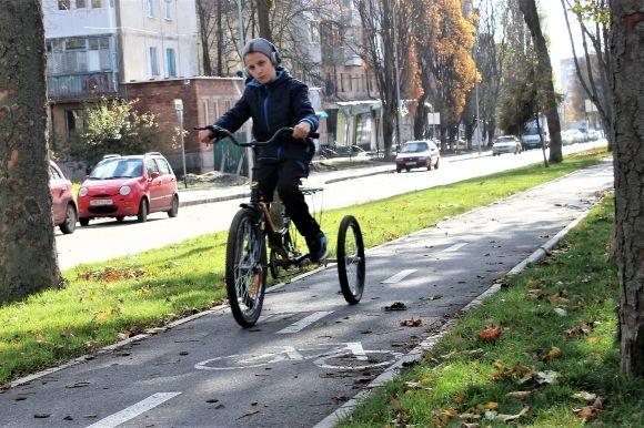Золота осінь у Вінниці. Проспект Космонавтів заполонили люди на сайті 20minut.ua Золота осінь у Вінниці. Проспект Космонавтів заполонили люди, фото №5 на сайті 20minut.ua