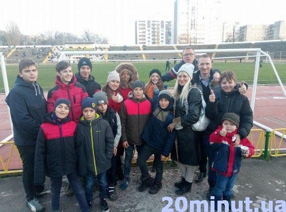 Гравці «Нива Вінниця» запросили дітей на віп-місця подивитися футбол на сайті 20minut.ua Гравці «Нива Вінниця» запросили дітей на віп-місця подивитися футбол, фото №3 на сайті 20minut.ua