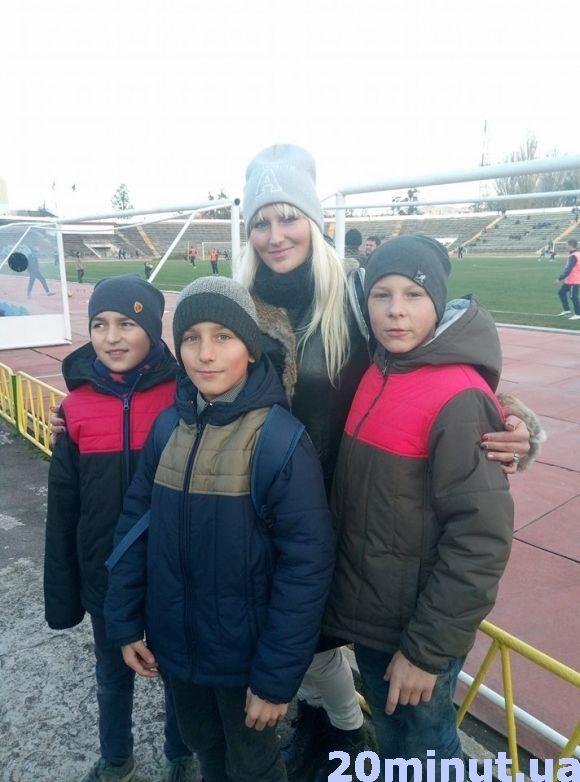 Гравці «Нива Вінниця» запросили дітей на віп-місця подивитися футбол на сайті 20minut.ua Гравці «Нива Вінниця» запросили дітей на віп-місця подивитися футбол, фото №2 на сайті 20minut.ua