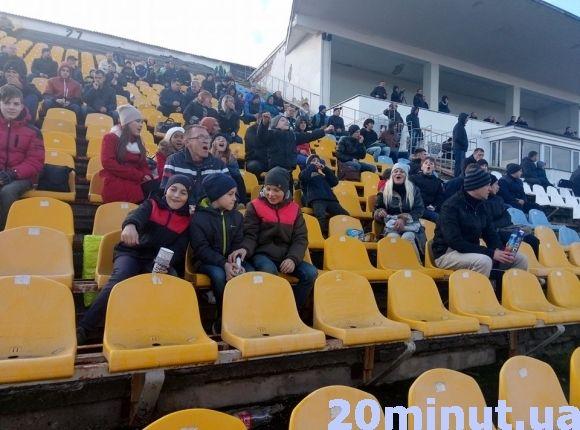 Гравці «Нива Вінниця» запросили дітей на віп-місця подивитися футбол на сайті 20minut.ua Гравці «Нива Вінниця» запросили дітей на віп-місця подивитися футбол, фото №1 на сайті 20minut.ua