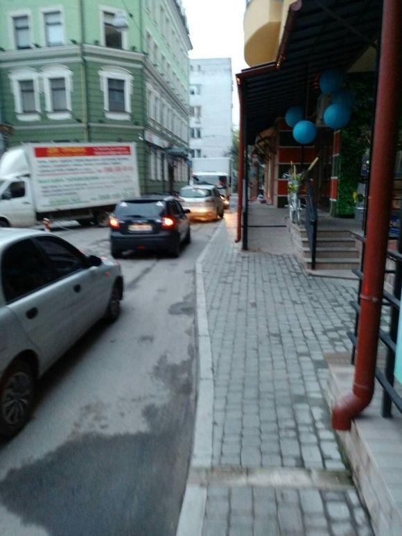 З частини дороги у центрі зробили парковку. Тепер там весь час затори на сайті 20minut.ua З частини дороги у центрі зробили парковку. Тепер там весь час затори, фото №1 на сайті 20minut.ua