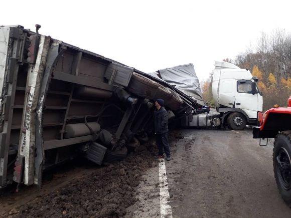 Під Калинівкою перекинулася вантажівка «Вольво». І майже заблокувала дорогу на сайті 20minut.ua Під Калинівкою перекинулася вантажівка «Вольво». І майже заблокувала дорогу, фото №3 на сайті 20minut.ua