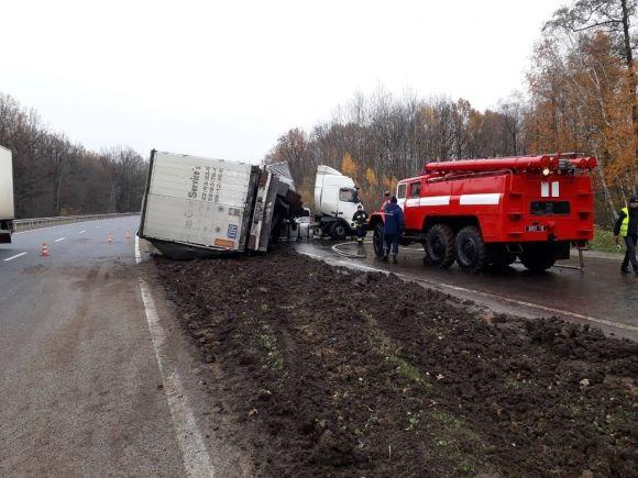 Під Калинівкою перекинулася вантажівка «Вольво». І майже заблокувала дорогу на сайті 20minut.ua Під Калинівкою перекинулася вантажівка «Вольво». І майже заблокувала дорогу, фото №1 на сайті 20minut.ua