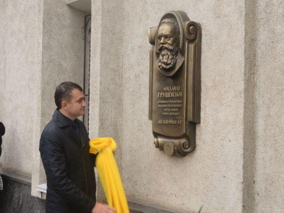 Пам'ятна дошка Грушевському: що пов'язує відомого історика та залізничний вокзал Хмельницького на сайті vsim.ua Пам'ятна дошка Грушевському: що пов'язує відомого історика та залізничний вокзал Хмельницького, фото №1 на сайті vsim.ua