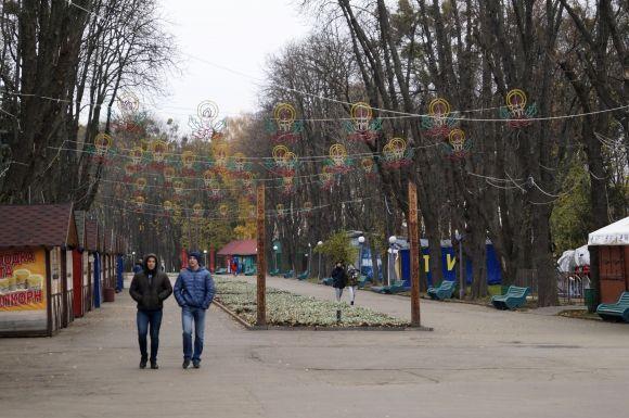 Свято наближається: парк Горького прикрашають новорічною ілюмінацією на сайті 20minut.ua Свято наближається: парк Горького прикрашають новорічною ілюмінацією, фото №1 на сайті 20minut.ua