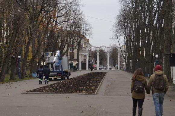 Свято наближається: парк Горького прикрашають новорічною ілюмінацією на сайті 20minut.ua Свято наближається: парк Горького прикрашають новорічною ілюмінацією, фото №3 на сайті 20minut.ua