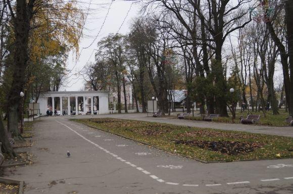 Свято наближається: парк Горького прикрашають новорічною ілюмінацією на сайті 20minut.ua Свято наближається: парк Горького прикрашають новорічною ілюмінацією, фото №2 на сайті 20minut.ua