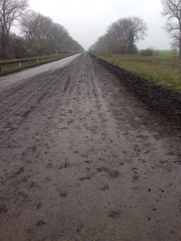 На Тернопільщині фермери болотом нищать дороги. Активісти організували флешмоб на сайті 20minut.ua На Тернопільщині фермери болотом нищать дороги. Активісти організували флешмоб, фото №1 на сайті 20minut.ua