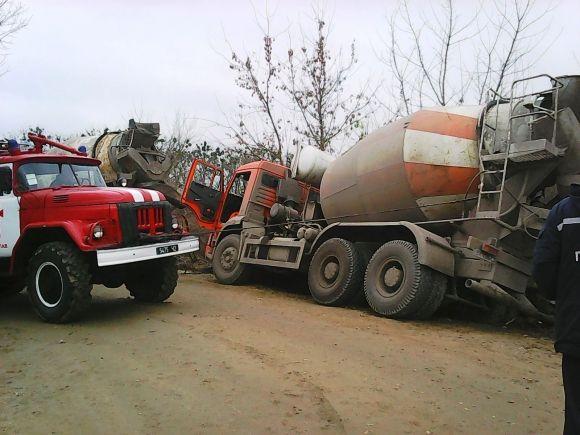 Біля Ізяслава перекинувся "КамАЗ" з бетоном та паралізував рух на дорозі на сайті vsim.ua Біля Ізяслава перекинувся "КамАЗ" з бетоном та паралізував рух на дорозі, фото №1 на сайті vsim.ua