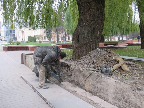 У сквері "Ангел Скорботи" розпочався ремонт, фото №2 на сайті vsim.ua