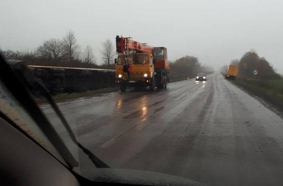 Через болота аграрників фура злетіла з дороги на сайті 20minut.ua Через болота аграрників фура злетіла з дороги, фото №1 на сайті 20minut.ua