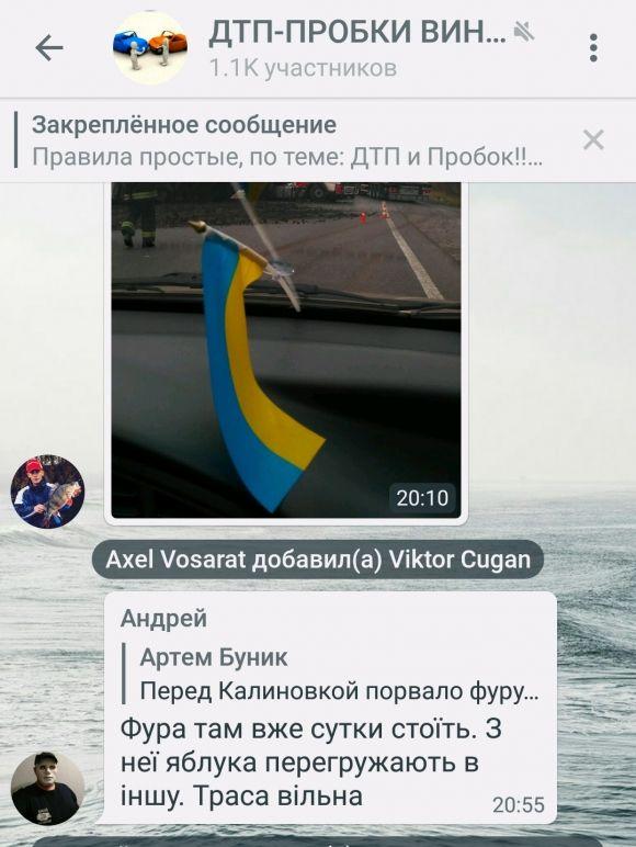 Фото дня: вантажівка, що перекинулася під Калинівкою, досі там лежить, фото №1 на сайті 20minut.ua