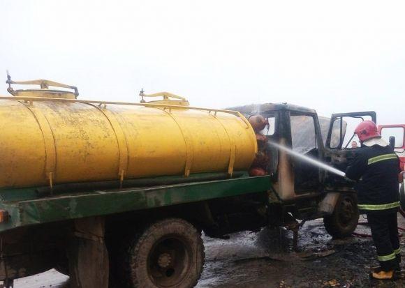 На Дунаєвеччині посеред дороги спалахнула вантажівка на сайті vsim.ua На Дунаєвеччині посеред дороги спалахнула вантажівка, фото №1 на сайті vsim.ua