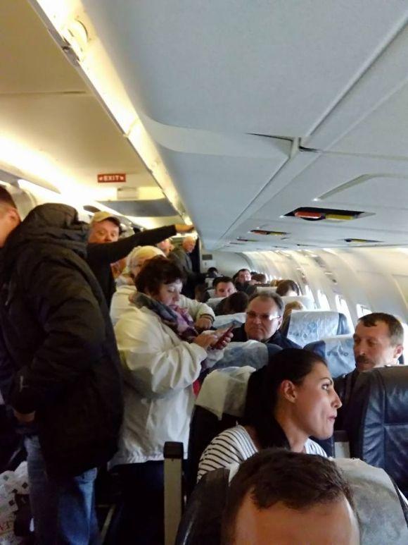 У Вінниці замінували аеропорт. Пасажирів літака з Єгипту евакуювали на сайті 20minut.ua У Вінниці замінували аеропорт. Пасажирів літака з Єгипту евакуювали, фото №3 на сайті 20minut.ua