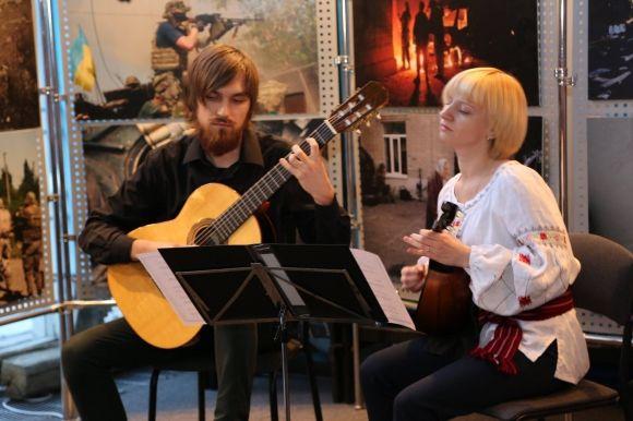 У Хмельницькому відкрили виставку "Іловайськ 2014" на сайті vsim.ua У Хмельницькому відкрили виставку "Іловайськ 2014", фото №3 на сайті vsim.ua