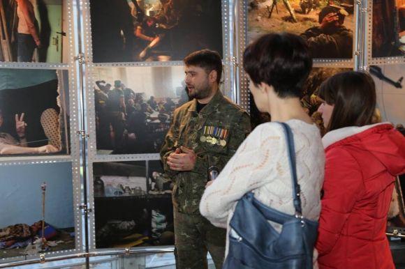 У Хмельницькому відкрили виставку "Іловайськ 2014" на сайті vsim.ua У Хмельницькому відкрили виставку "Іловайськ 2014", фото №5 на сайті vsim.ua