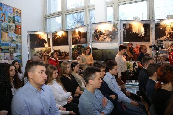У Хмельницькому відкрили виставку "Іловайськ 2014" на сайті vsim.ua У Хмельницькому відкрили виставку "Іловайськ 2014", фото №6 на сайті vsim.ua