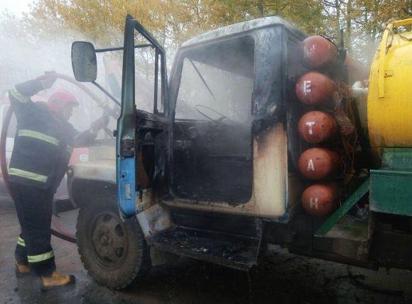 На Дунаєвеччині посеред дороги спалахнула вантажівка на сайті vsim.ua На Дунаєвеччині посеред дороги спалахнула вантажівка, фото №3 на сайті vsim.ua